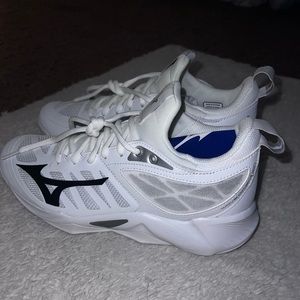 White mizuno court/volleyball shoes